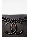 Μαύρη Δερμάτινη Τσάντα με Κοκκάλινη Αλυσίδα και Λογότυπο στο Μπροστινό Μέρος